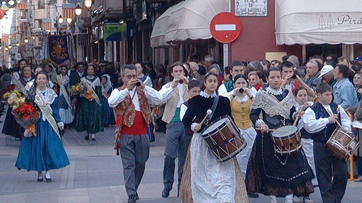 Imagen de archivo de la ofrenda de flores de las Fallas de Benicarló en ediciones anteriores a la pandemia.