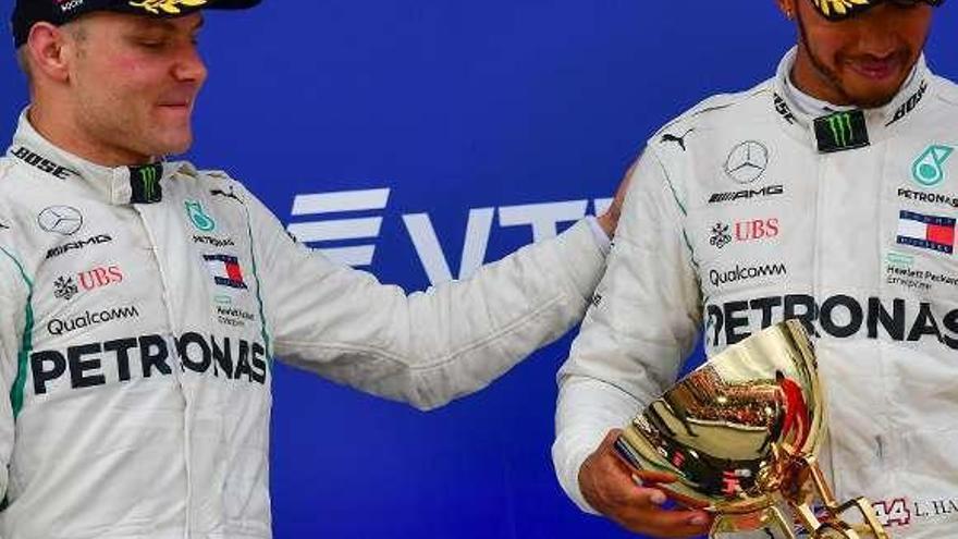 Bottas felicita a Hamilton en el podio de Sochi.