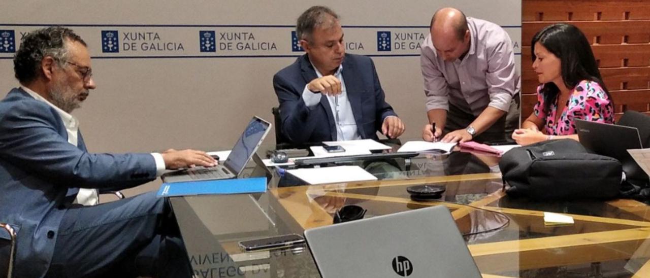 Nidia Arévalo, durante la reunión con los representantes del Instituto Galego de Vivenda e Solo.   | // D.P.