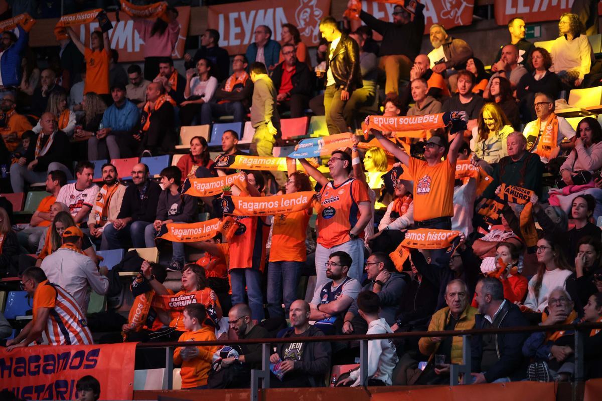 Los aficionados del Lyma Coruña levantan las bufandas en un partido de esta temporada.