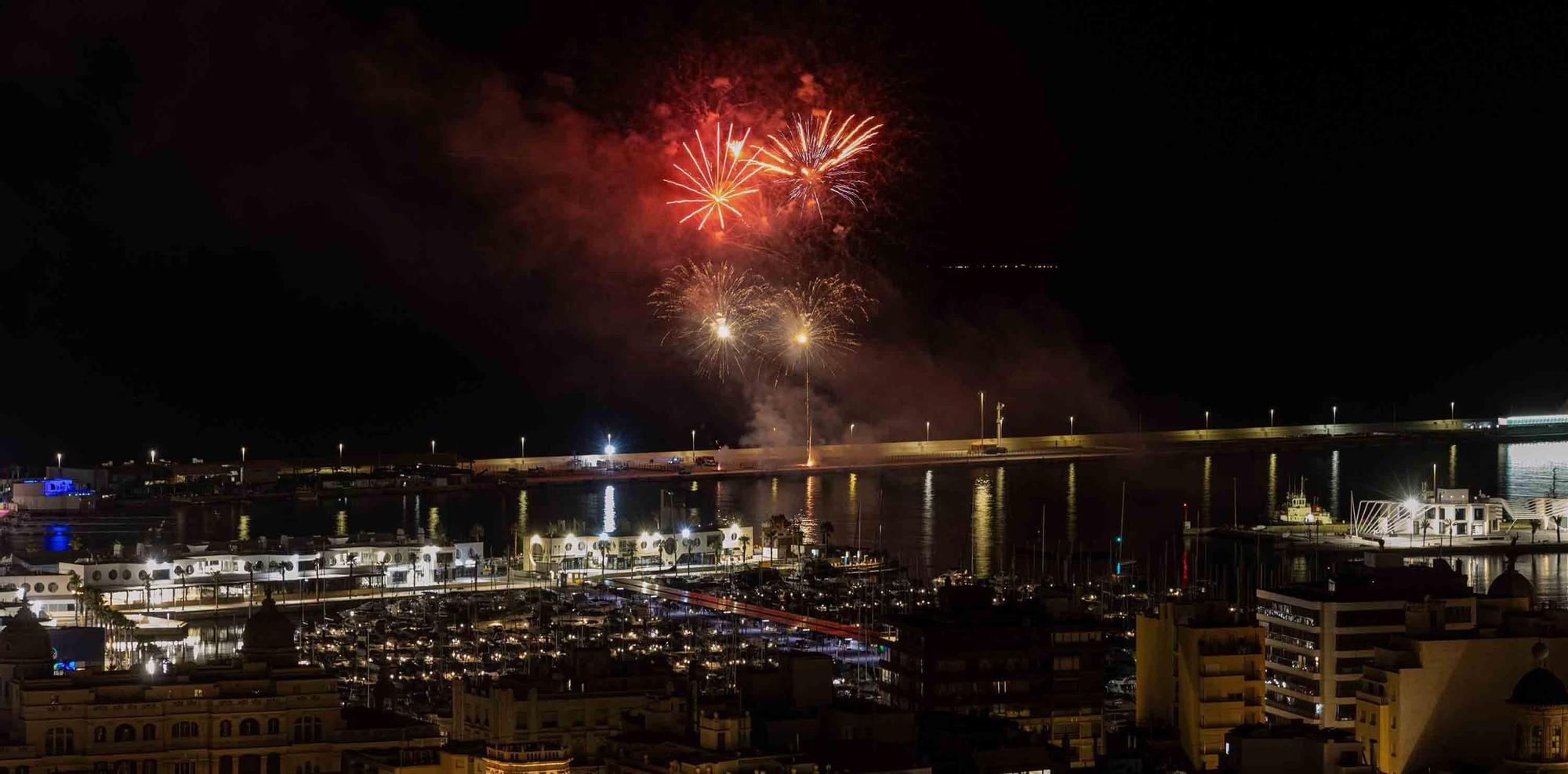 El castillo de fuegos del 9 d'octubre ilumina Alicante