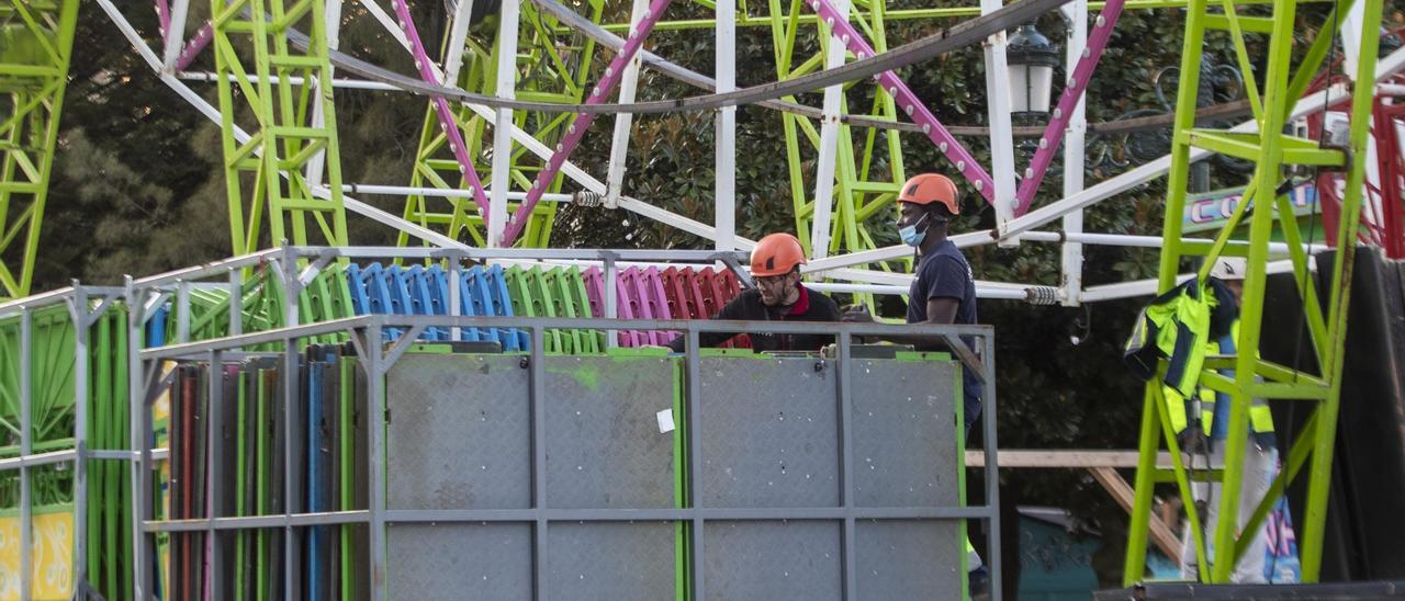 Labores de desmontaje de la Noria de la Navidad en Vigo.