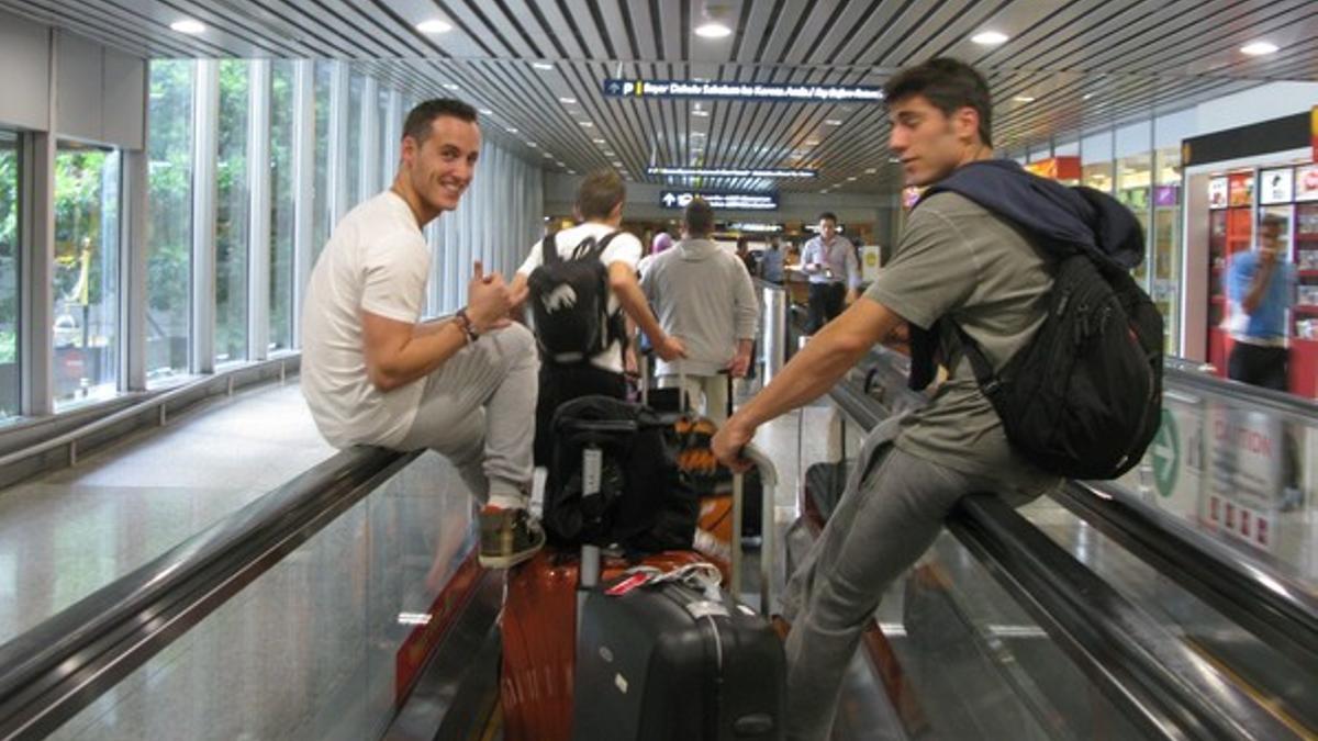 Pol Espargaró y Álex Pons, hijo de Sito, tras aterrizar en el aeropuerto de Kuala Lumpur.