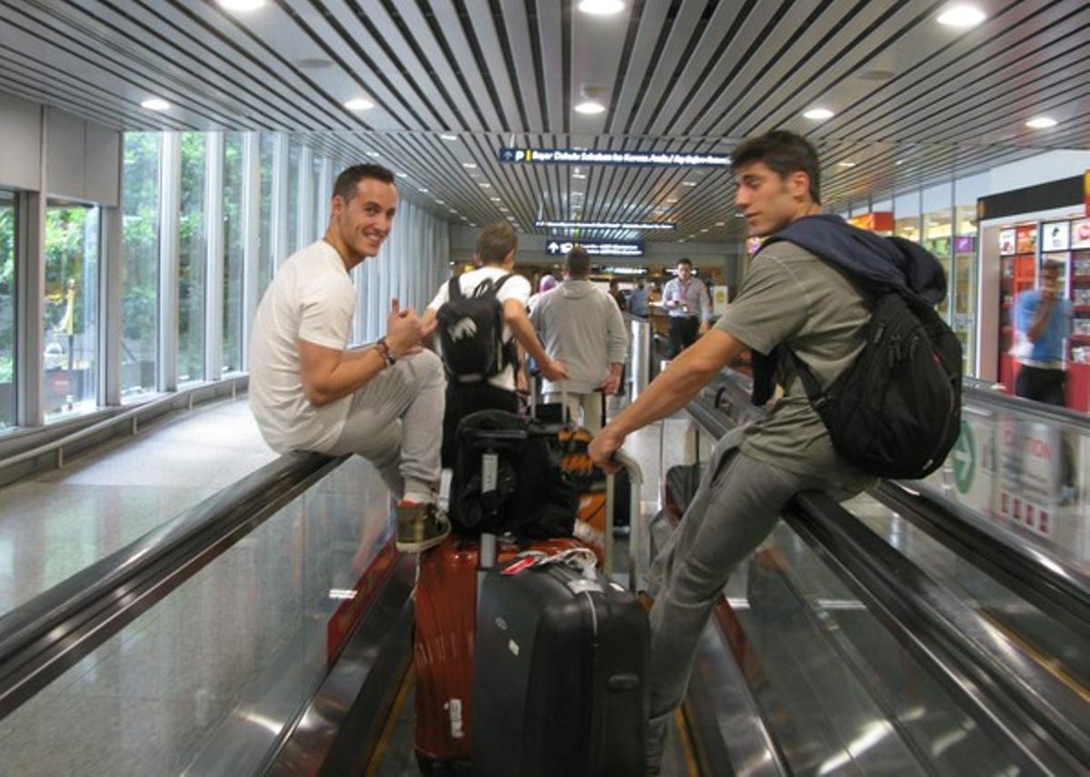 Pol Espargaró i Álex Pons, fill de Sito, després d’aterrar a l’aeroport de Kuala Lumpur. Pol Espargaró i Álex Pons, fill de Sito, després d’aterrar a l’aeroport de Kuala Lumpur.