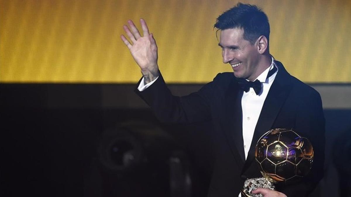Messi recibe su quinto Balón de Oro en Zúrich.