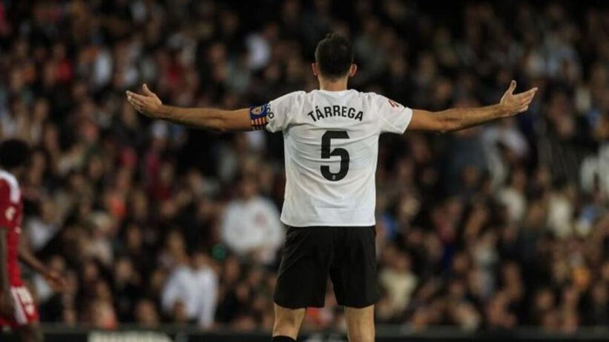 Tárrega terminó como capitán ante el Sevilla tras la sustitución de José Gayà