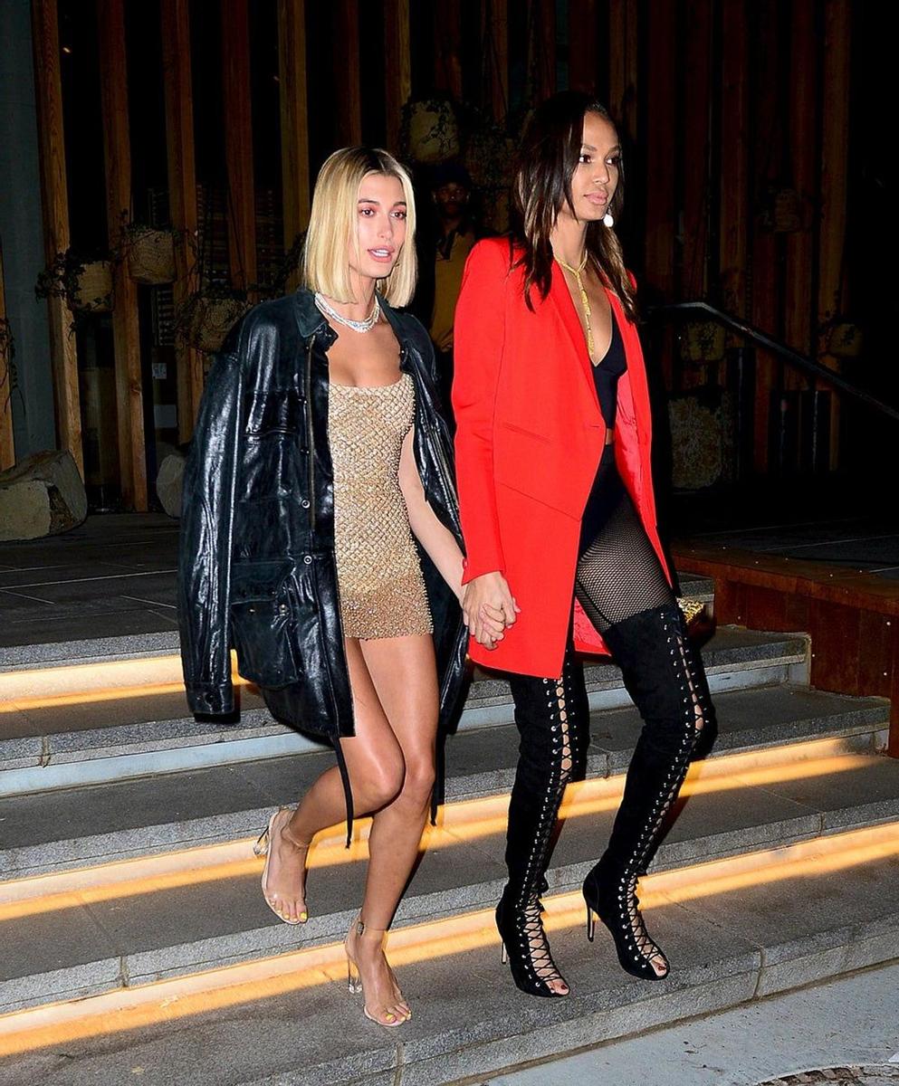 Hailey Baldwin y Joan Smalls salieron juntas