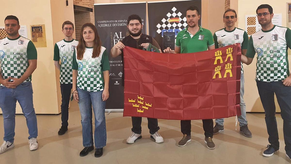 Los ajedrecistas del DuoBeniaján-Costa Cálida posan con la bandera de la Región tras conquistar el título.  | DUOCHESS BENIAJÁN