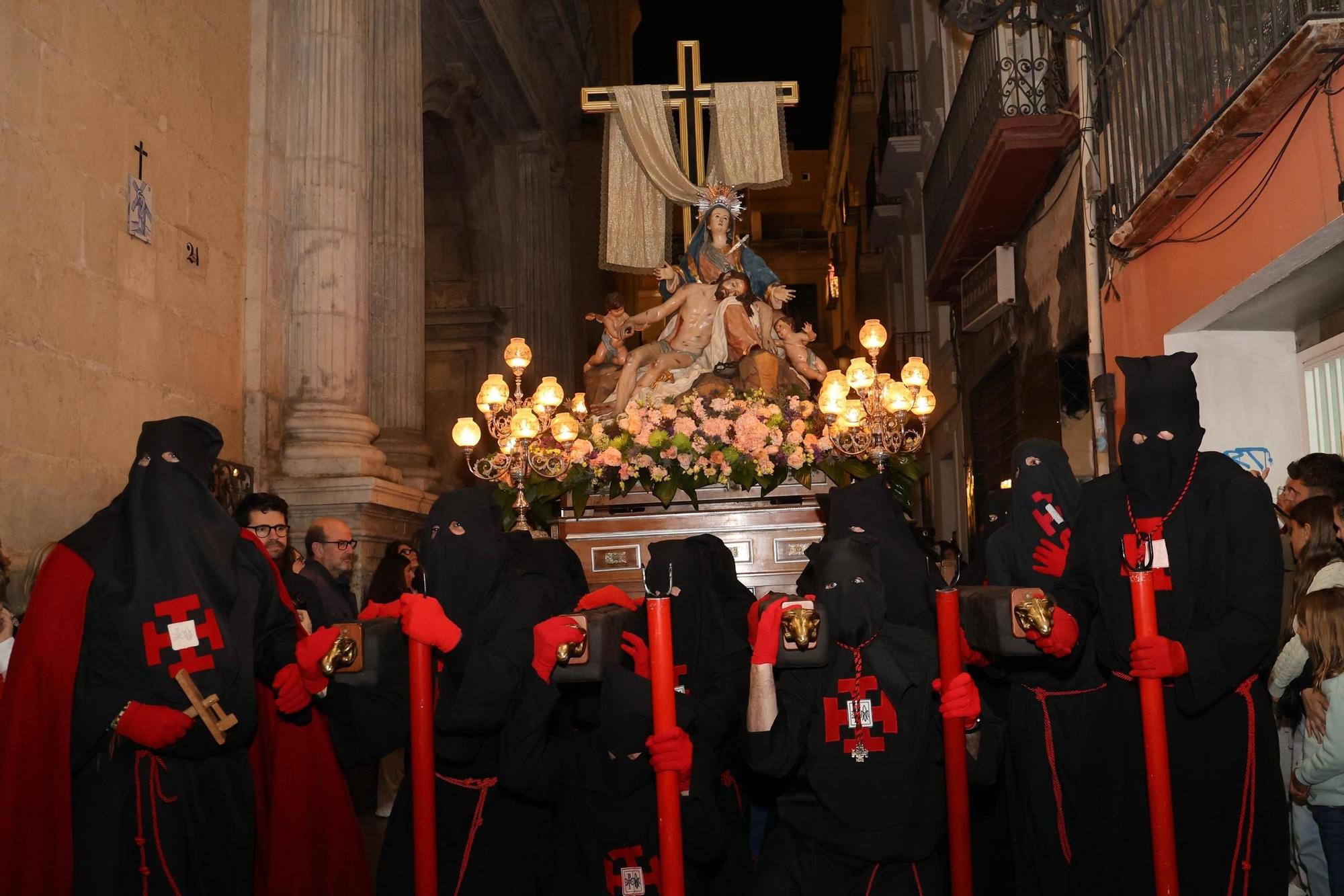 El Cristo de la Buena Muerte reina en el Jueves Santo de Alicante