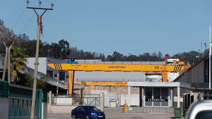 Entrada a la planta de elaborado y los almacenes de Levantina y Asociados en As Gándaras. // José Lores