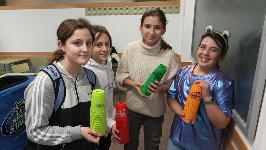 El stacking, el deporte de los vasos, triunfa en el IES La Azucarera de Zaragoza