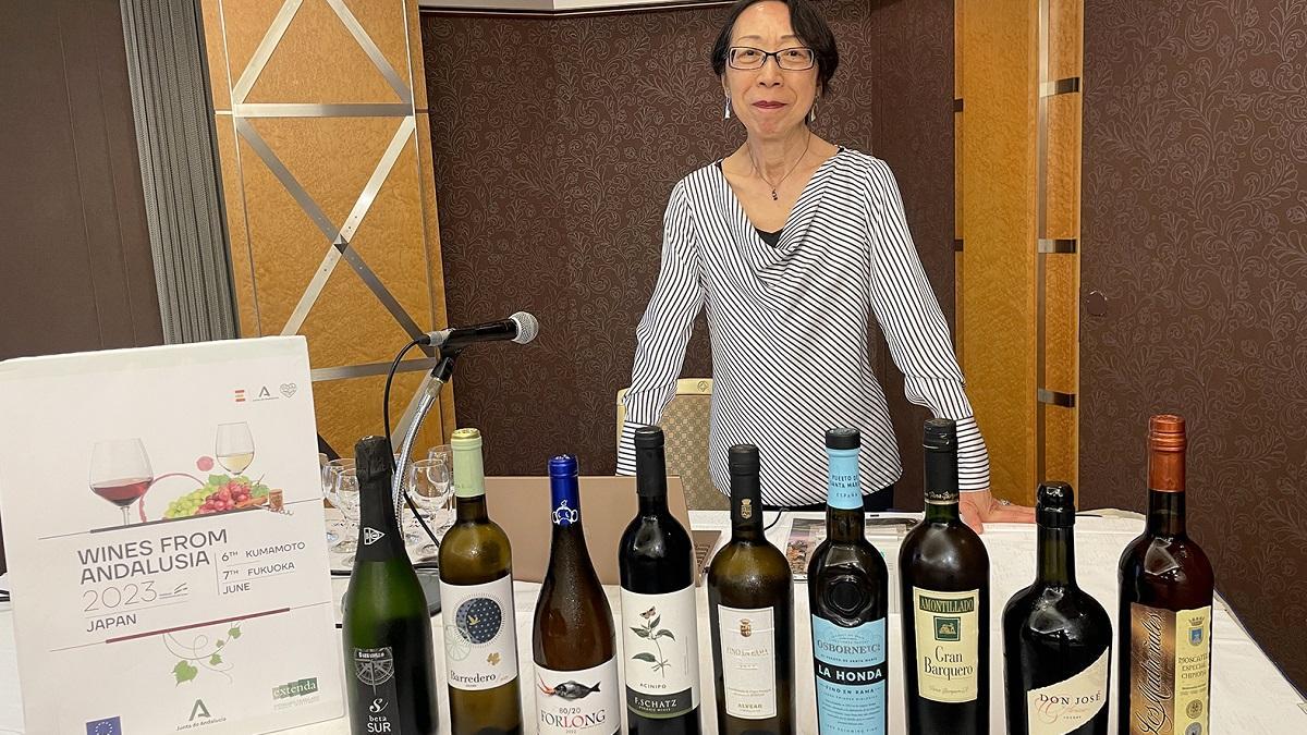 Yoshiko Akehi presentando los vinos catados.