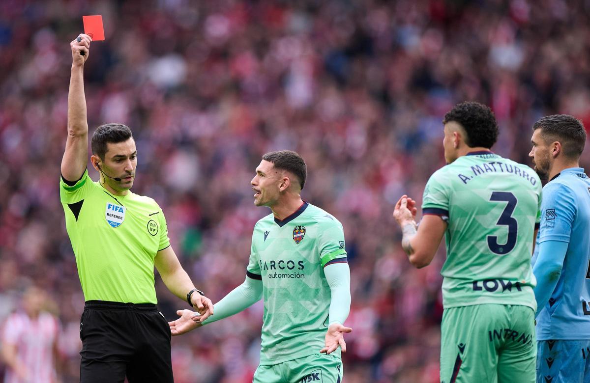 Alejandro Muñiz Ruiz saca tarjeta roja a Alan Matturo (Levante UD).