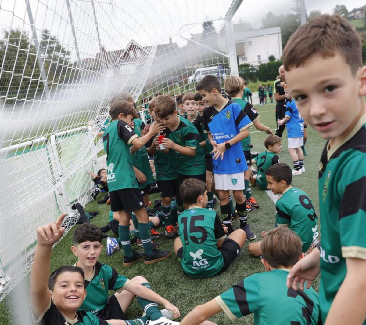 Diferentes momentos antes de que los jóvenes futbolistas pasasen por la sesión de fotos. | MIKI LÓPEZ