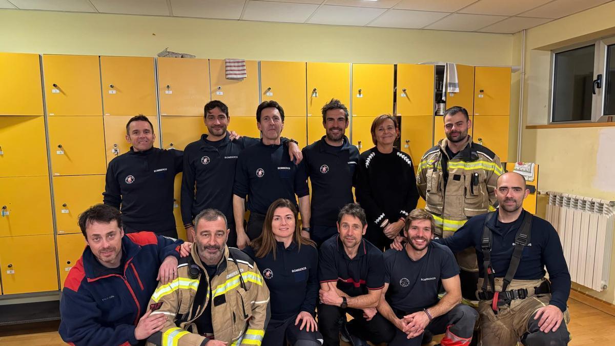Carmen Moriyón, con el equipo del turno número 2 del Servicio de Prevención y Extinción de Incendios.