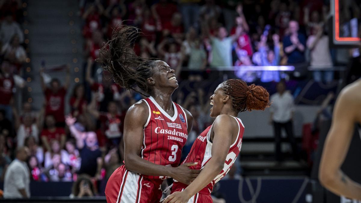 Bankolé y Mawuli celebran el triunfo ante el Landes en cuartos de final de la Euroliga.