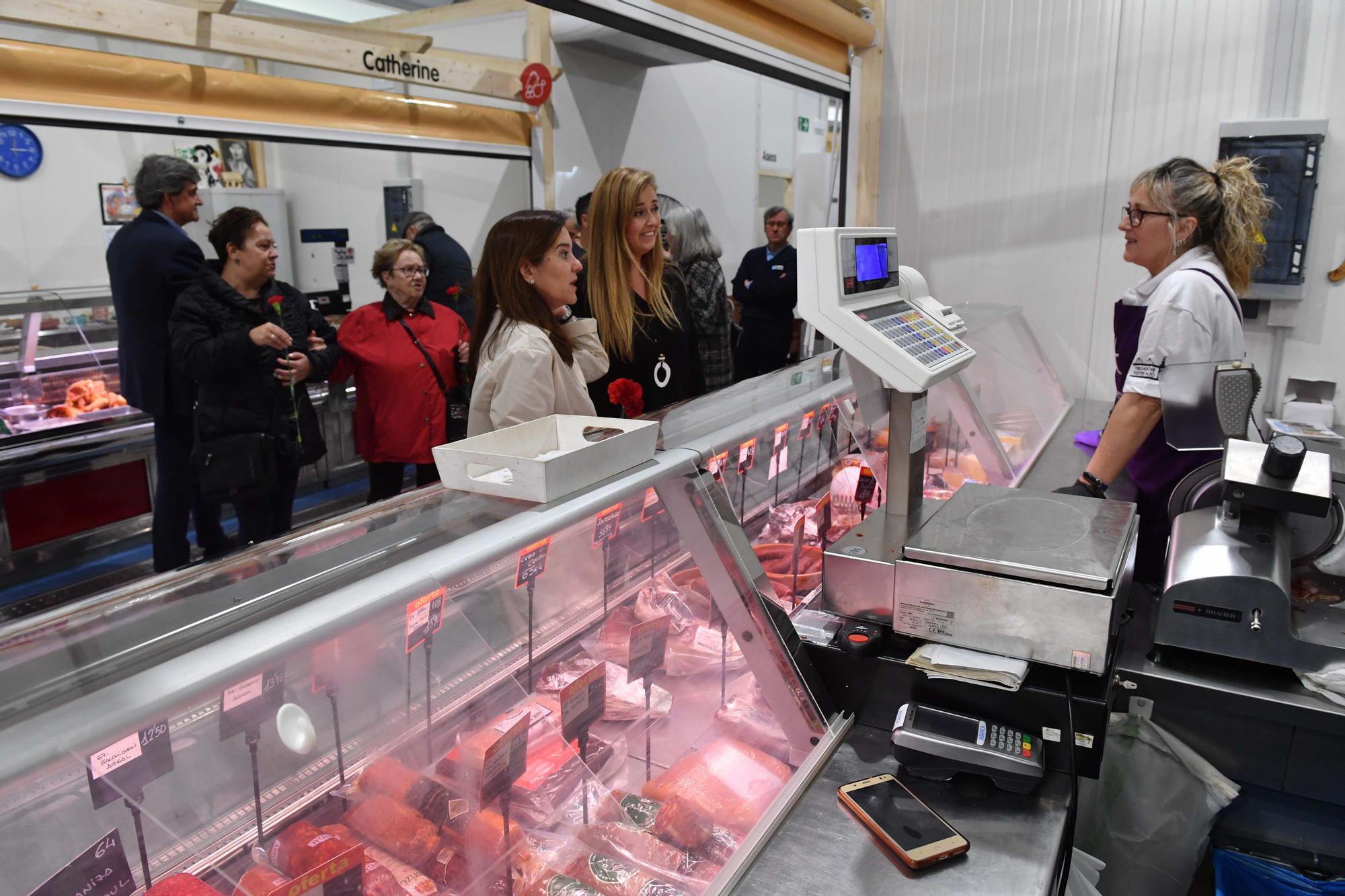 El mercado provisional de Monte Alto abre sus puertas: flores, clientes de siempre y nuevos curiosos