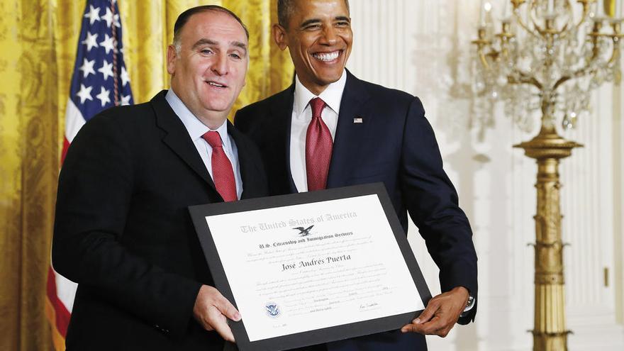 José Andrés recibió la Medalla Nacional de las Humanidades de EE. UU. de las manos del presidente Obama.