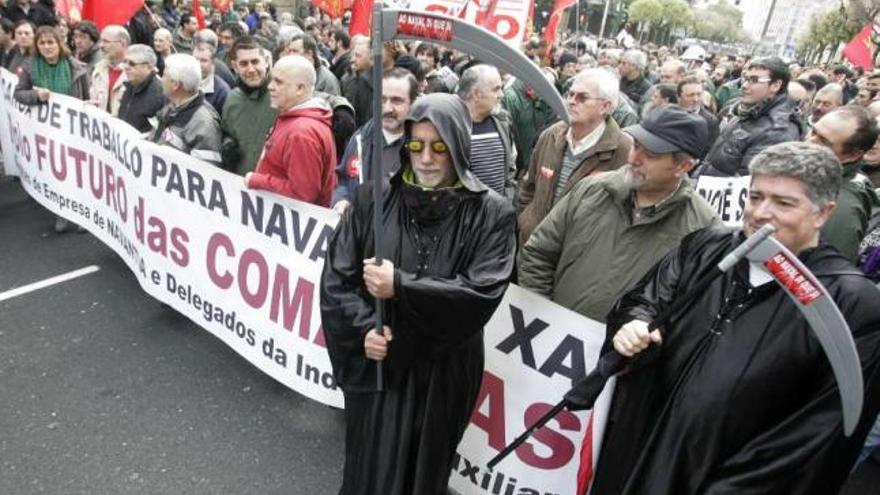 Imágenes de la manifestación de los trabajadores de Navantia, ayer ante el Parlamento gallego. / xoán álvarez