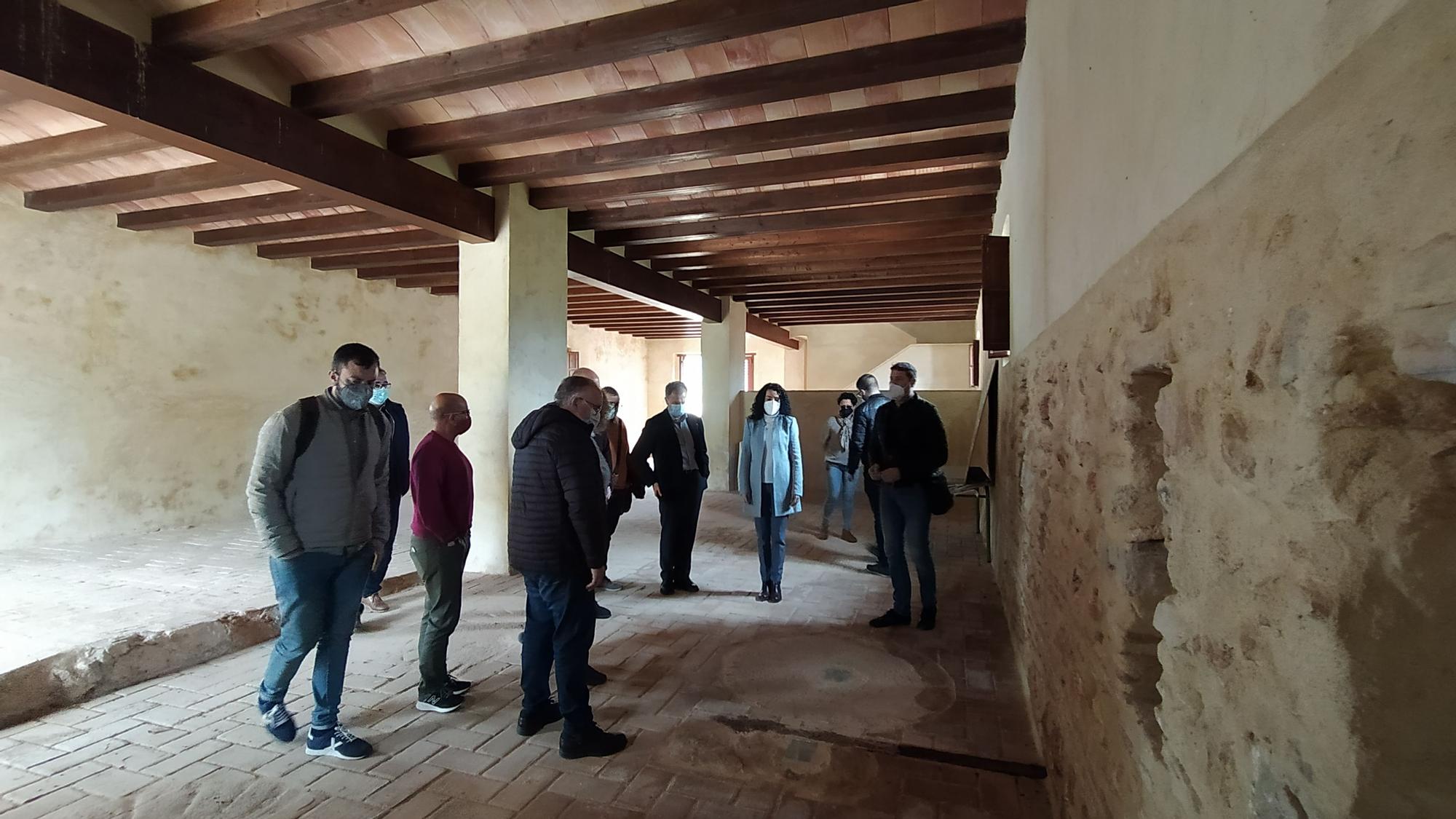 Visita de las autoridades al molino para conocer el proyecto para convertirlo en polo de atracción turística