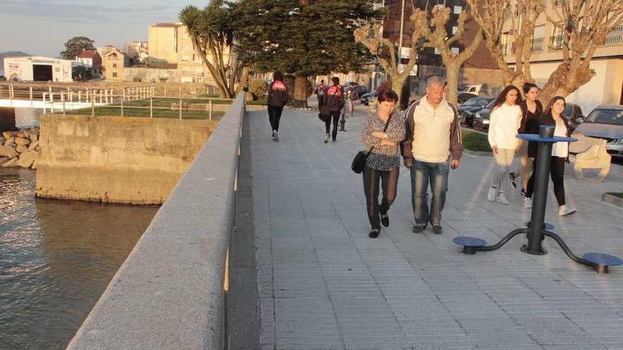 Vecinos ayer en el paseo de Pescadoira, en Bueu. // Santos Álvarez