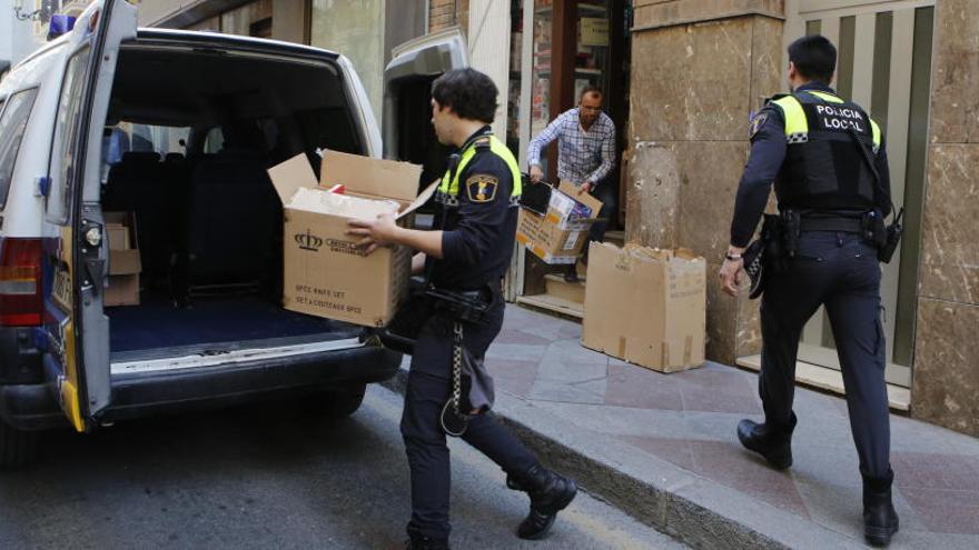 La Policía, incautando productos.