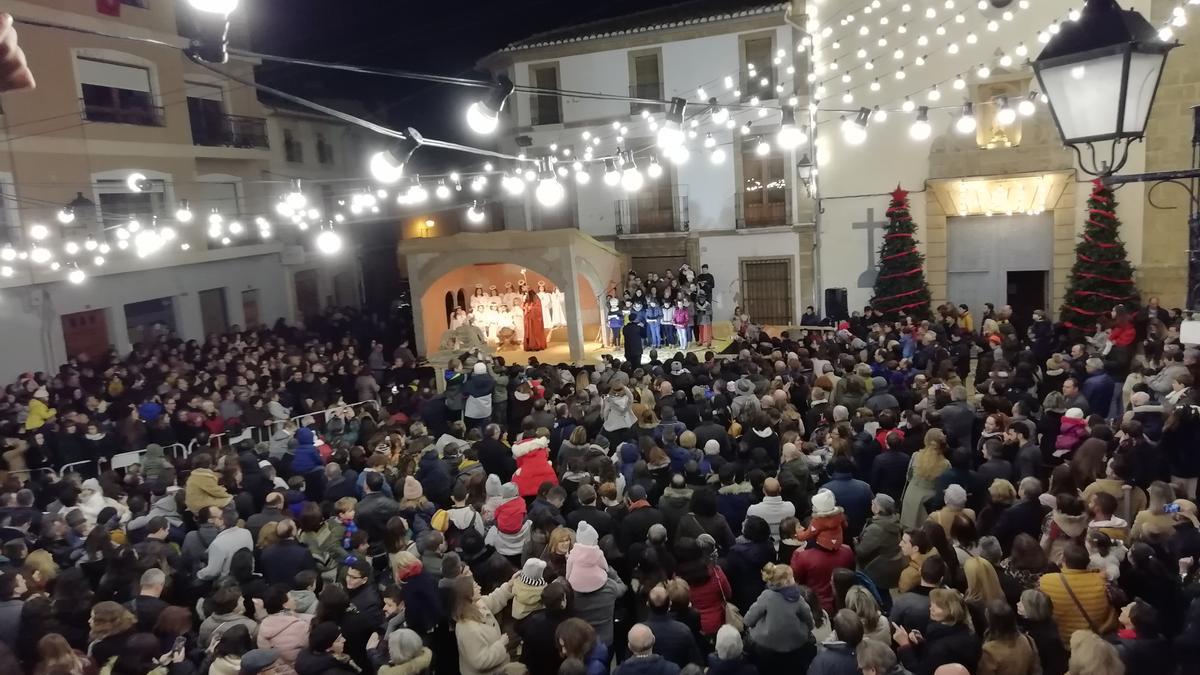 Gran cantidad de vecinos y visitantes que no quieren perderse el acto.