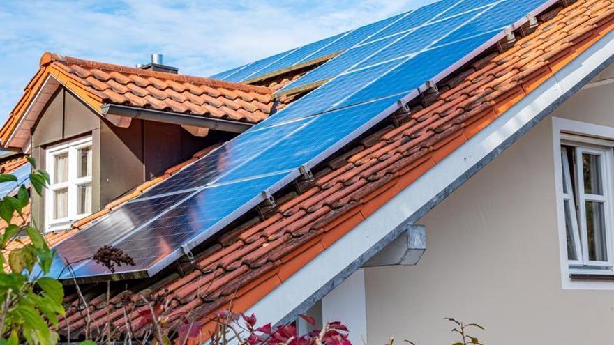 Las placas solares son cada vez más frecuentes en los tejados españoles
