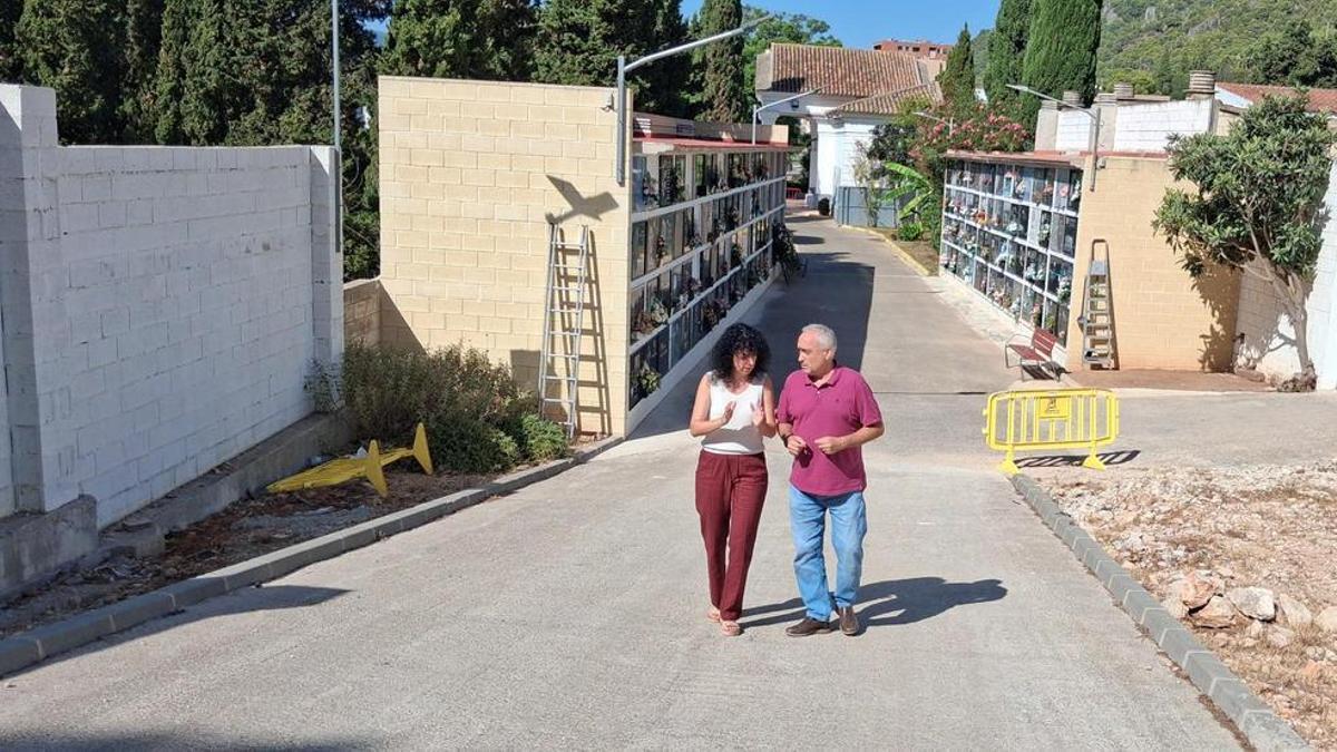 La alcaldesa Lara Romero y el concejal Enrique Cuñat, durante la visita a las obras de ampliación del cementerio.