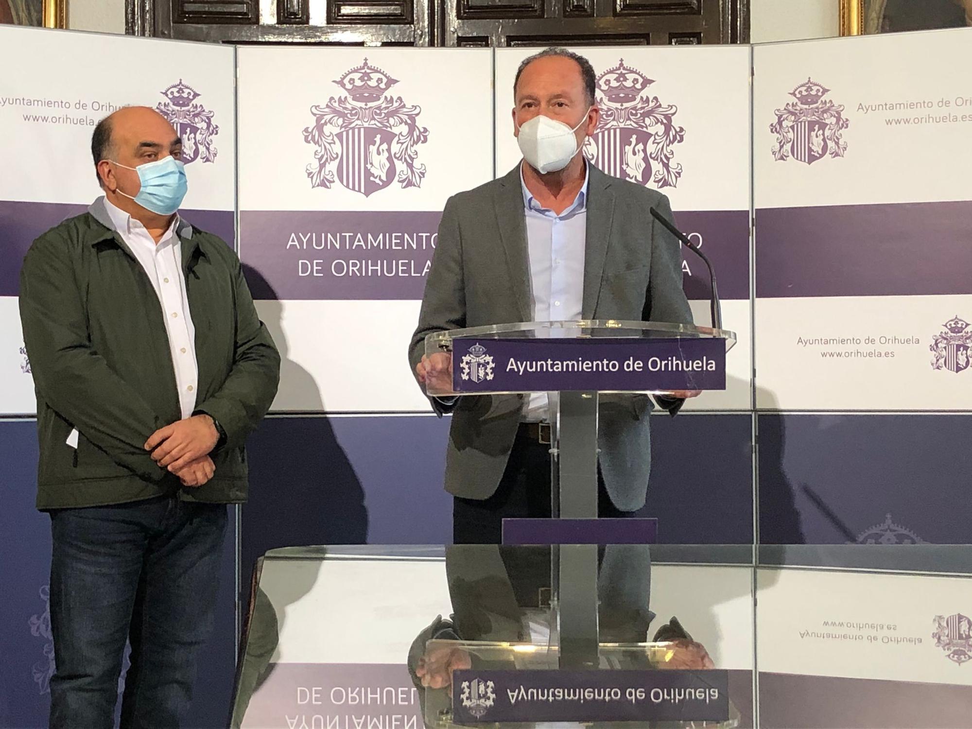 El alcalde de Orihuela, Emilio Bascuñana, junto al edil de Agricultura, Víctor Valverde, este viernes para mostrar su postura frente al recorte del trasvase.