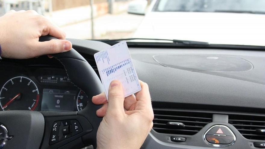 El gesto al volante que te puede costar hasta seis puntos de carnet: el Congreso aprueba la polémica norma