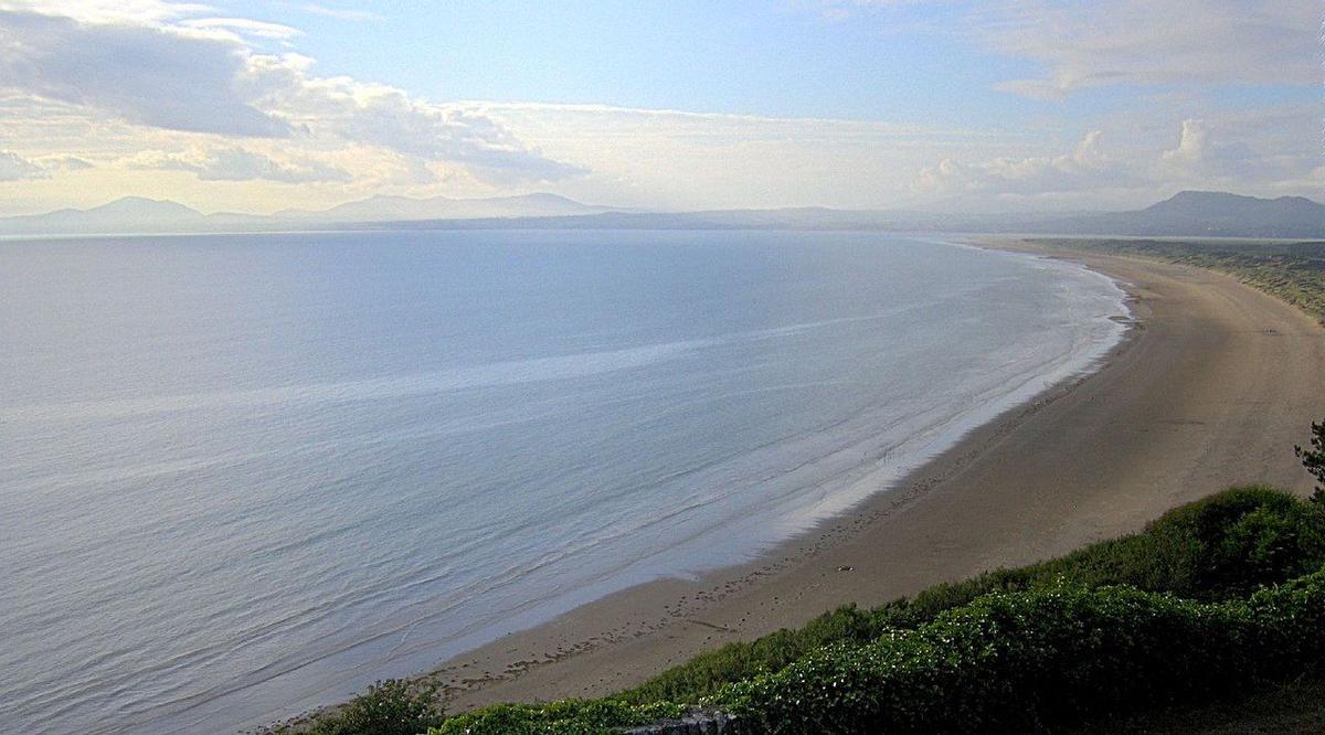 Bahía de Cardigan, donde supuestamente duerme bajo sus aguas un antiguo reino conocido como la Atlántida galesa.