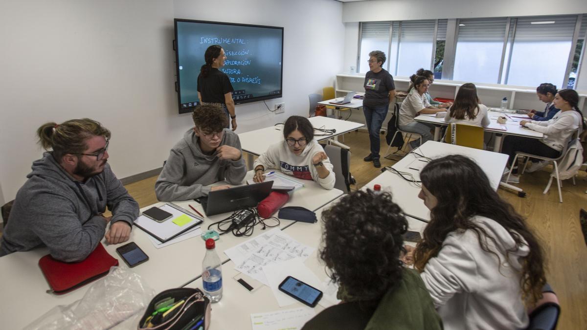 Los alumnos de formación profesional ponen en común lo aprendido durante una clase.