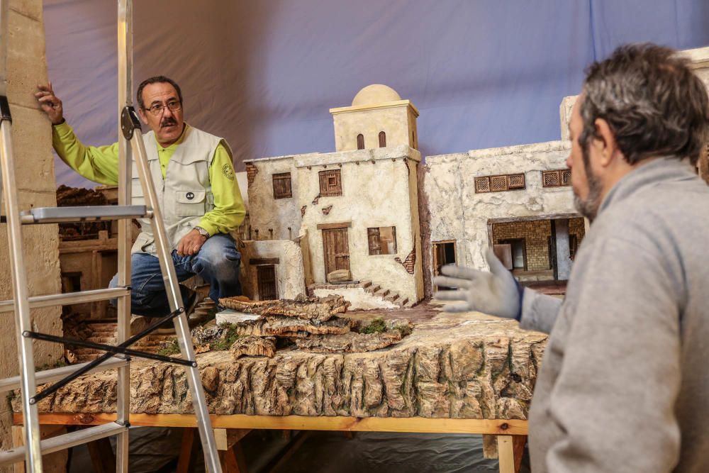 Instantes del montaje del belén en el Museo Sacro