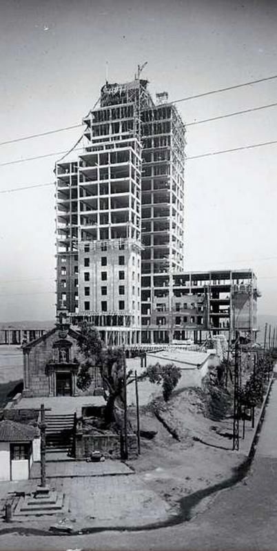 La capilla, poco antes de su demolición, durante la construcción del Hospital Xeral