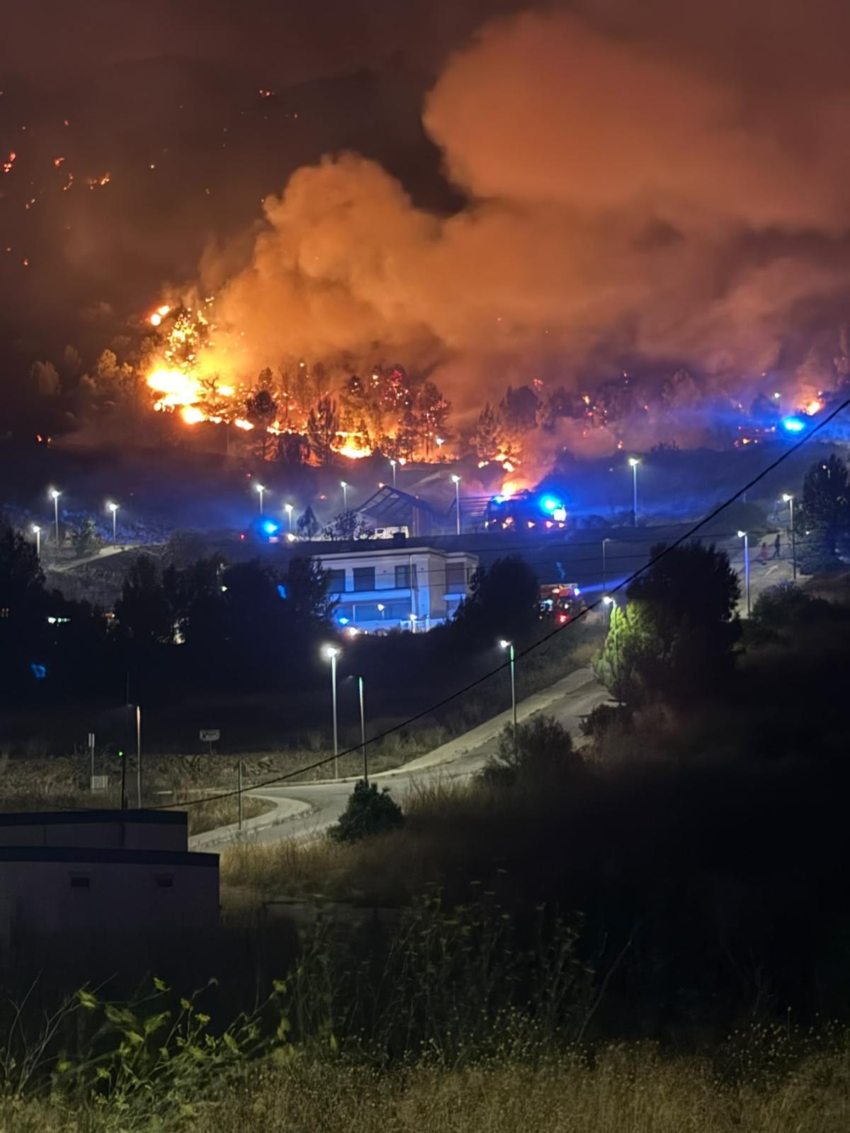 Estremecedora imagen de cómo llegó a acercarse el fuego a la zona residencial de Sant Josep, en la Vall d'Uixó.