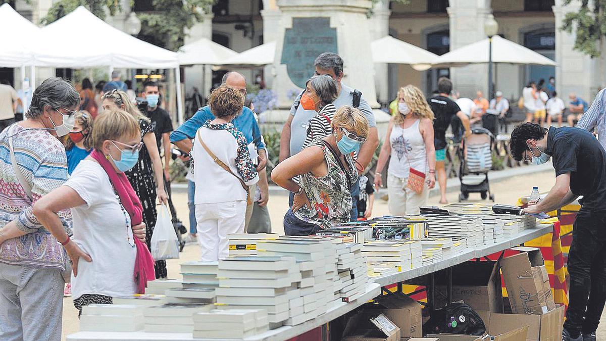 Públic assistent al Llibrestiu de Girona, celebrat a la plaça Independència