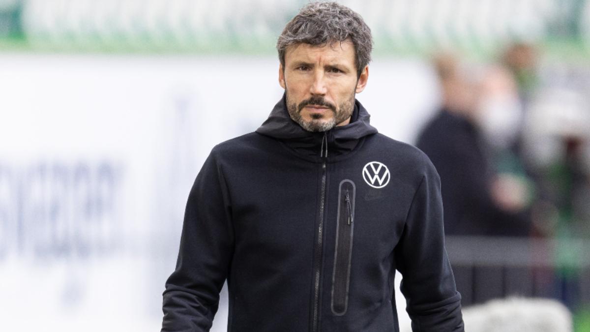 Mark van Bommel, ya ex entrenador del Wolfsburgo