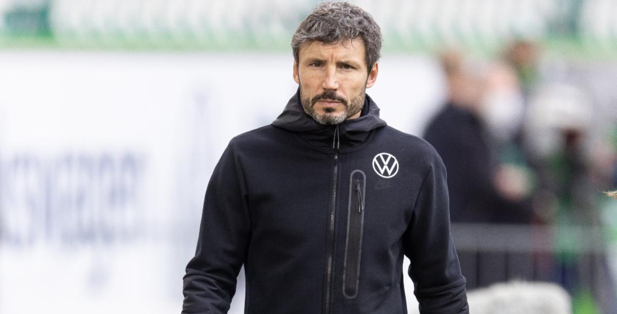 Mark van Bommel, ya ex entrenador del Wolfsburgo