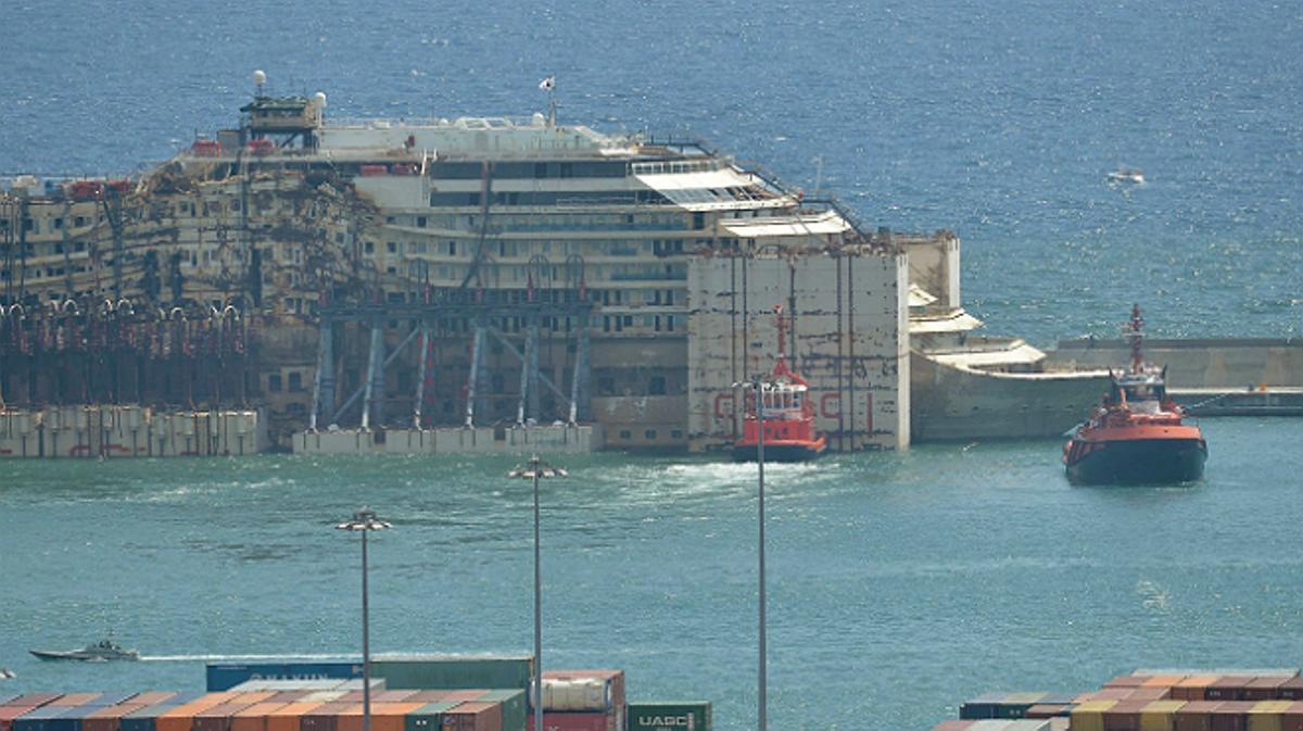 El crucero naufragado en 2012 ha llegado este domingo al puerto de Génova