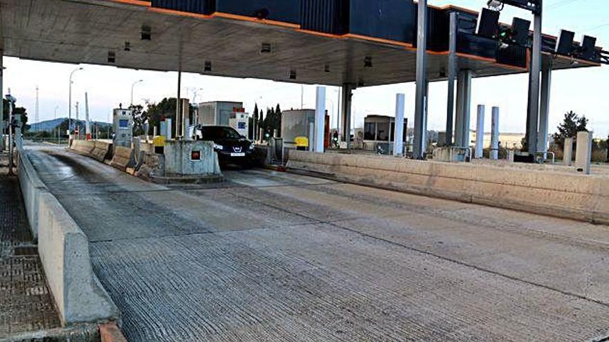 Vehicle creuant el peatge de l&#039;Aldea, amb les barreres ja aixecades.