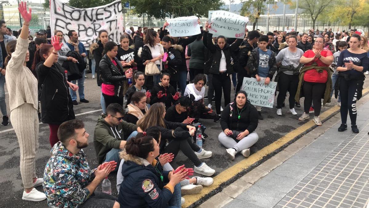 Concentración de vecinos del fallecido en Moreras en la Ciudad de la Justicia