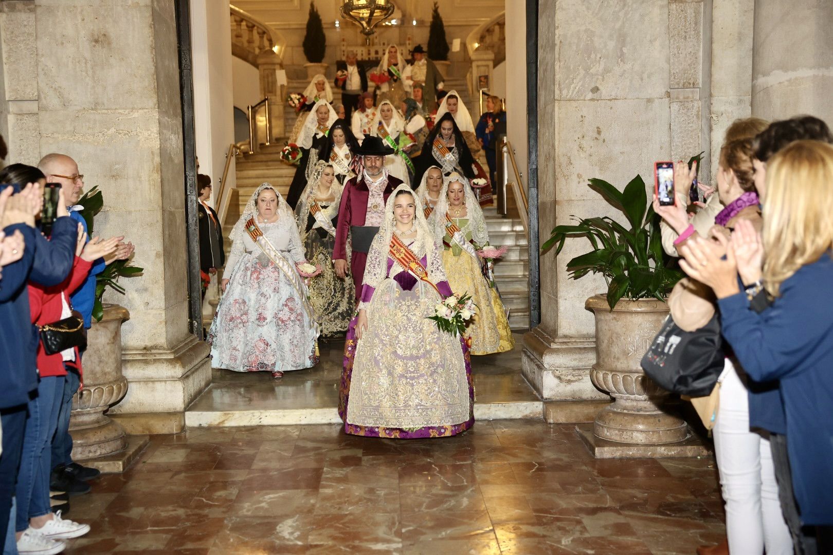 Ofrenda Fallas 2023 | Así ha sido la llegada de Paula Nieto a la plaza de la Virgen