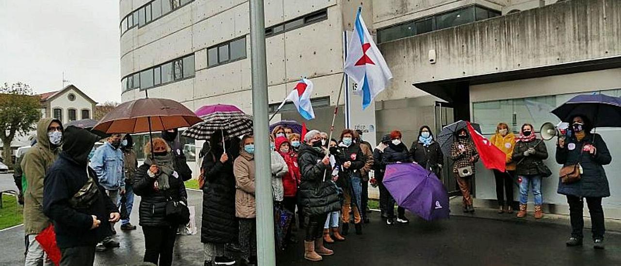 La concentración convocada por el sindicato CIG a las puertas del Igape durante la reunión.