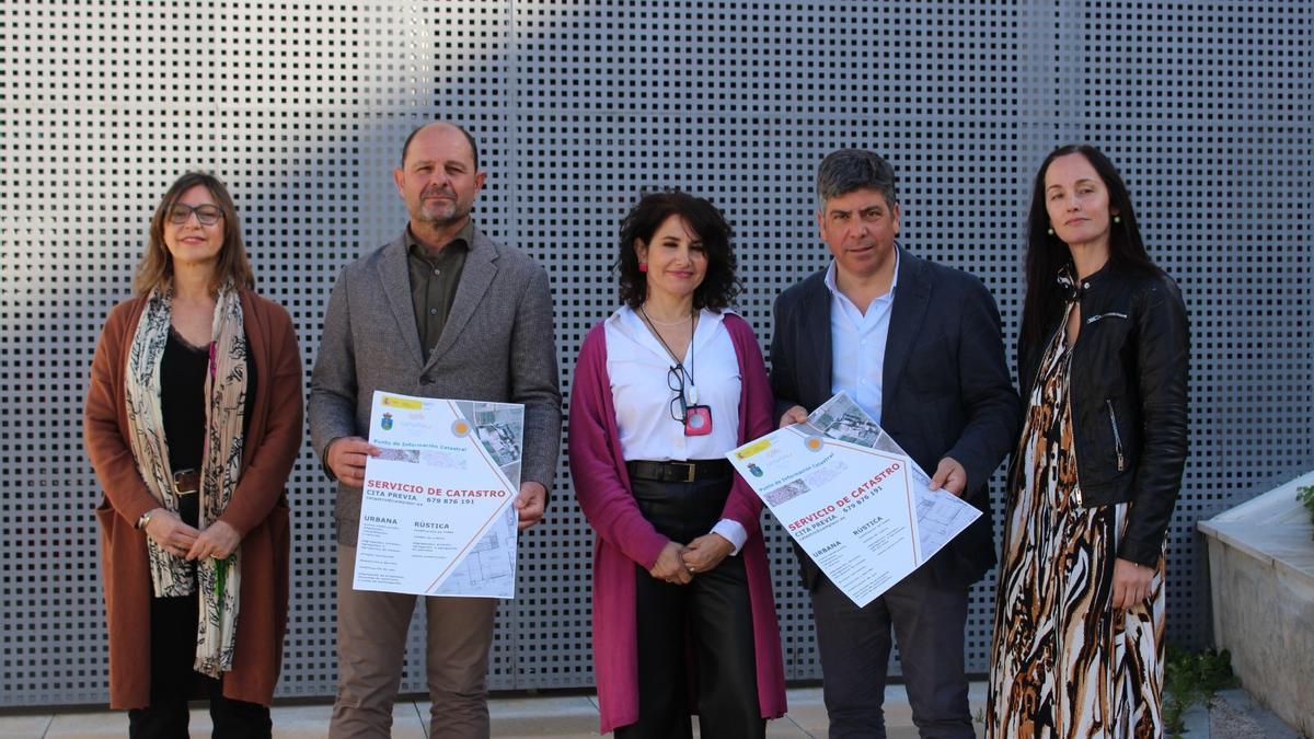 Miguel Ruz y Rafael Llamas, junto a las técnicas de la Mancomunidad y a la teniente de alcalde de Presidencia.