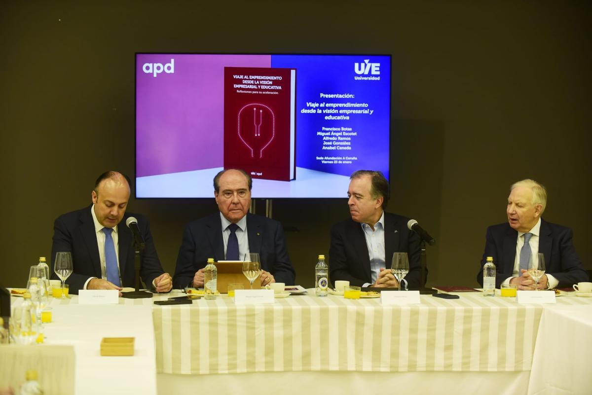 De izquierda a derecha, Alfredo Ramos, director de R y MasOrange y presidente del centro tecnológico Gradiant en Galicia; Miguel Ángel Escotet, rector de la UIE y presidente de Afundación; Francisco Botas, consejero delegado de Abanca y presidente de la zona noroeste de APD y José González, presidente de Luckia y consejero de APD Noroeste.