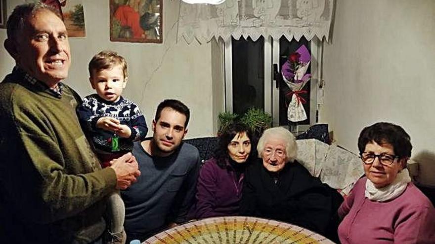 Gregoria Valdés Martín celebra su cumpleaños rodeada de su familia.