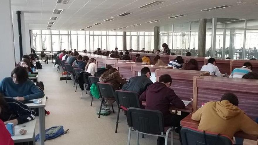 Los alumnos durante la realización de la prueba el pasado sábado.