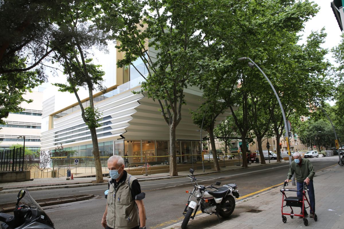 Así es la espectacular biblioteca de moda en Barcelona que dirige una valenciana