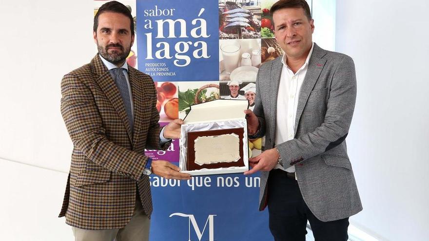 El alcalde de Torrox, Óscar Medina, recoge el reconomiento como capital gastronómica.